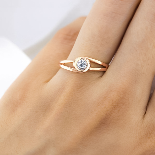 ANILLO DE COMPROMISO 14K ORO ROSA CON PIEDRA PÉTALOS ABBA JOYAS