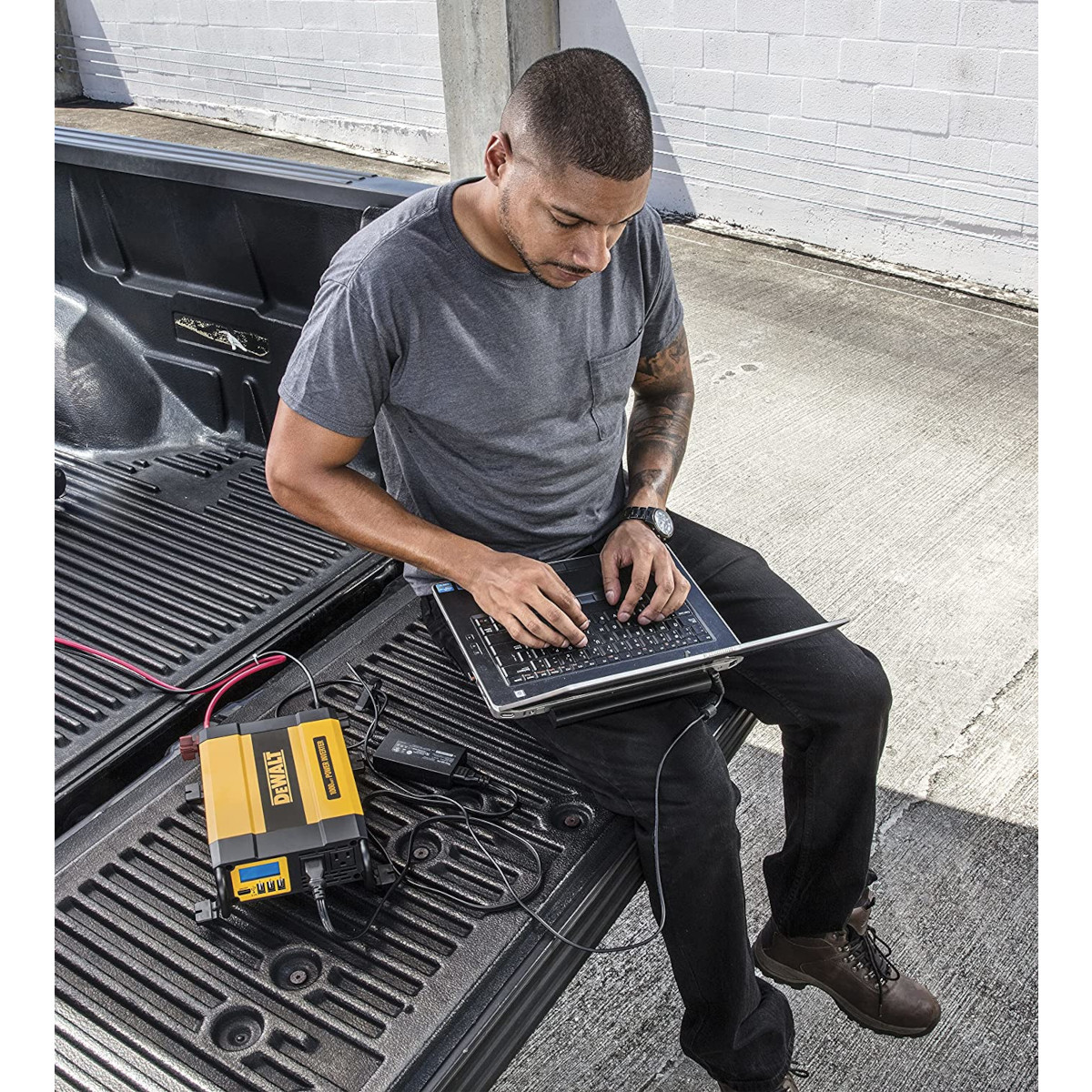 Inversor de Potencia DEWALT DXAEPI1000: Potencia Portátil y Versátil para tus Dispositivos (1000 W, 2000 W)