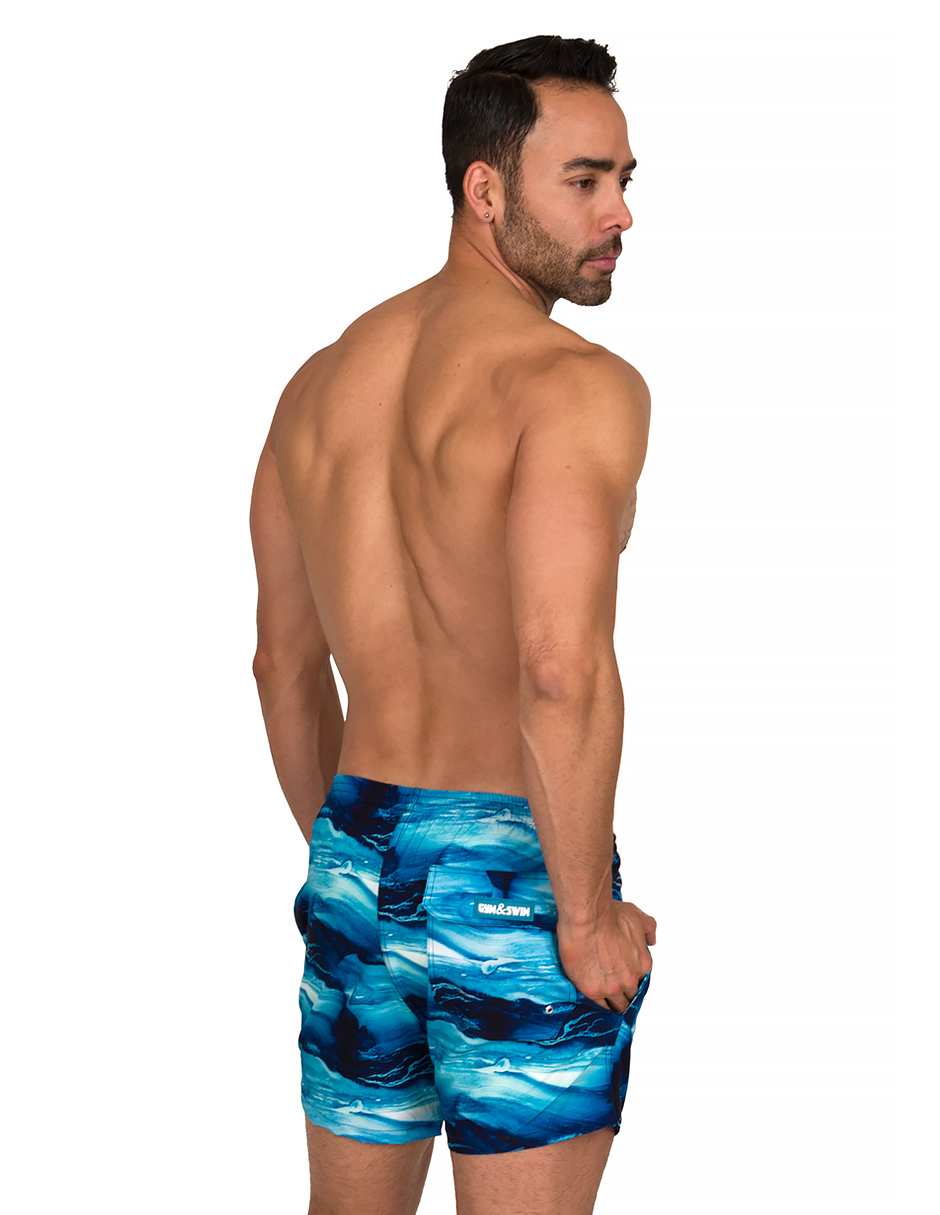 Traje de Baño Para Hombre y Adolescente para Nadar y Gym, Bañador Short Estampado Multideporte De Secado Rápido con Licra Interna De compresión, Modelo FURIOUS WAVES