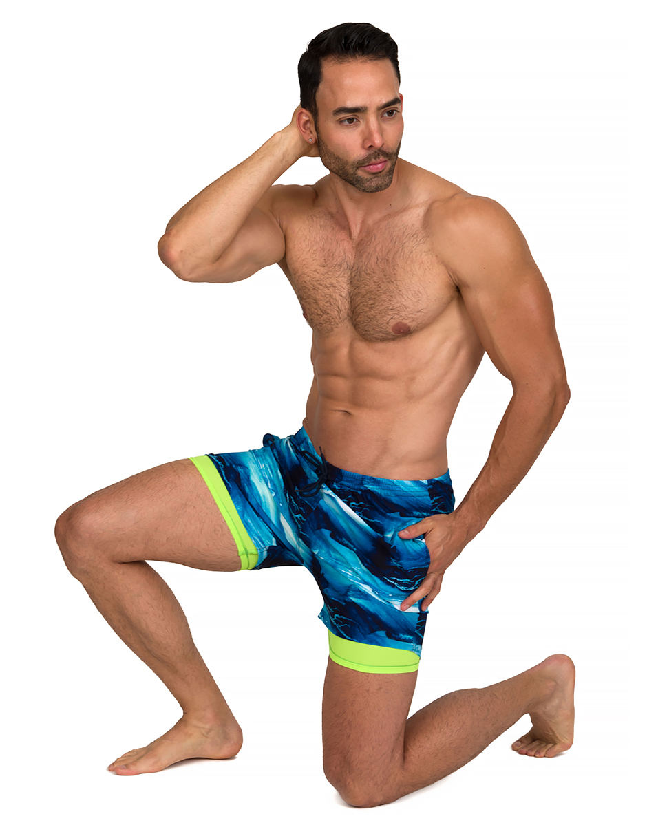 Traje de Baño Para Hombre y Adolescente para Nadar y Gym, Bañador Short Estampado Multideporte De Secado Rápido con Licra Interna De compresión, Modelo FURIOUS WAVES