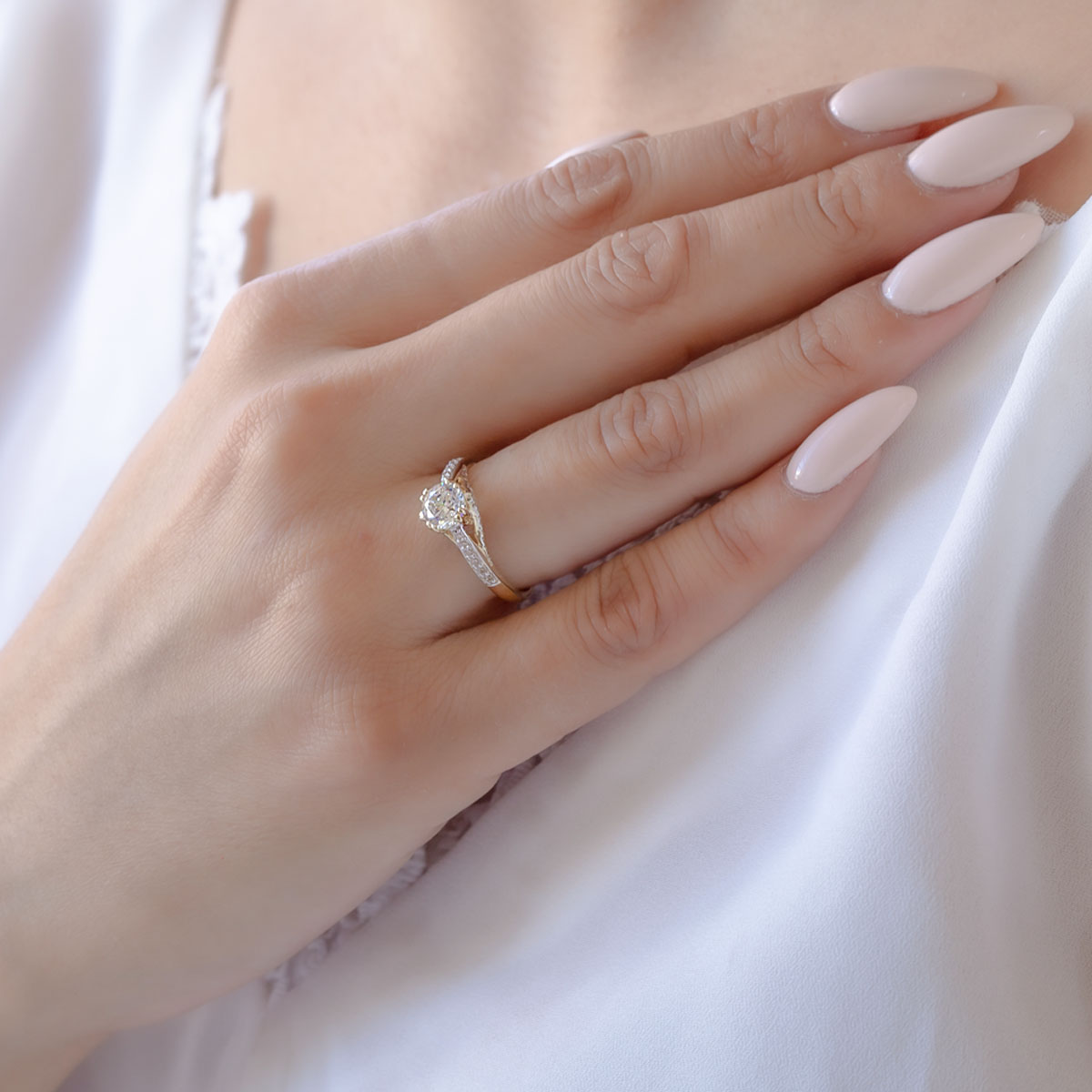 ANILLO DE COMPROMISO 10K ORO AMARILLO CON PIEDRA EVA ABBA JOYAS.