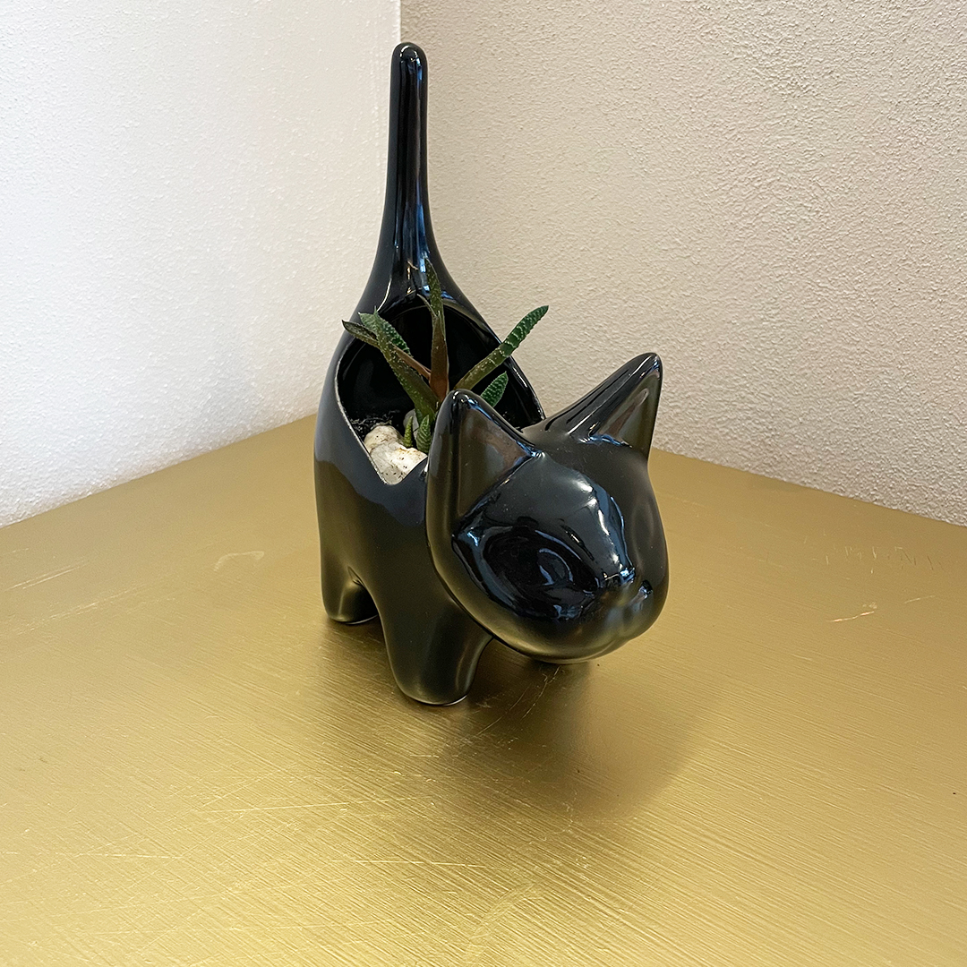 Maceta decorativa en forma de gato: encanto y estilo en color negro brillante.