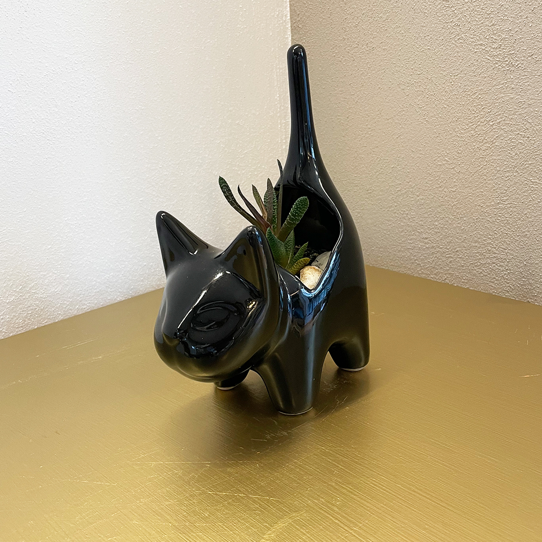 Maceta decorativa en forma de gato: encanto y estilo en color negro brillante.