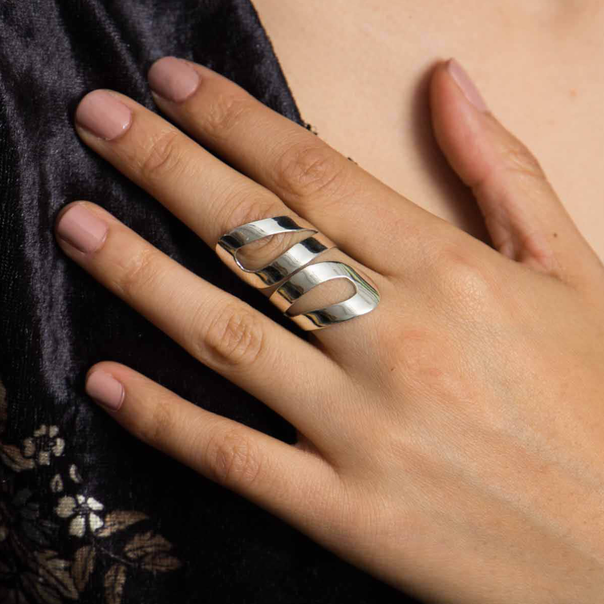 Anillo ajustable calado en espiral elaborado en fina plata ley .925 certificada