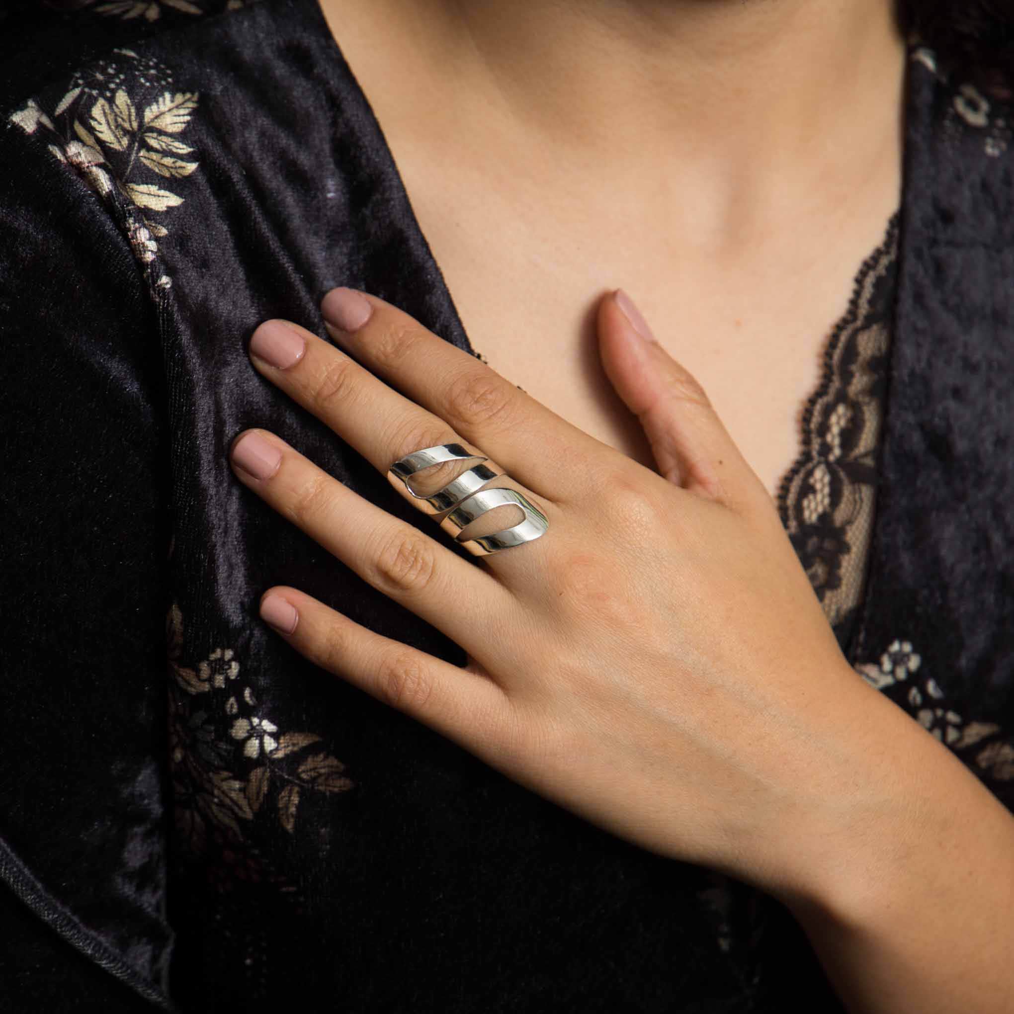 Anillo ajustable calado en espiral elaborado en fina plata ley .925 certificada