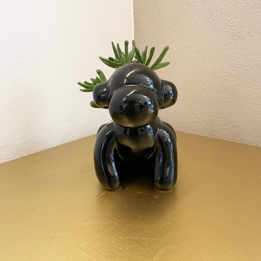 Maceta decorativa en forma de mono: elegancia y encanto en color negro brillante.