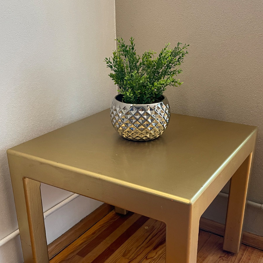 Maceta geométrica en forma de esfera: estilo moderno en color plata cromado de cerámica.