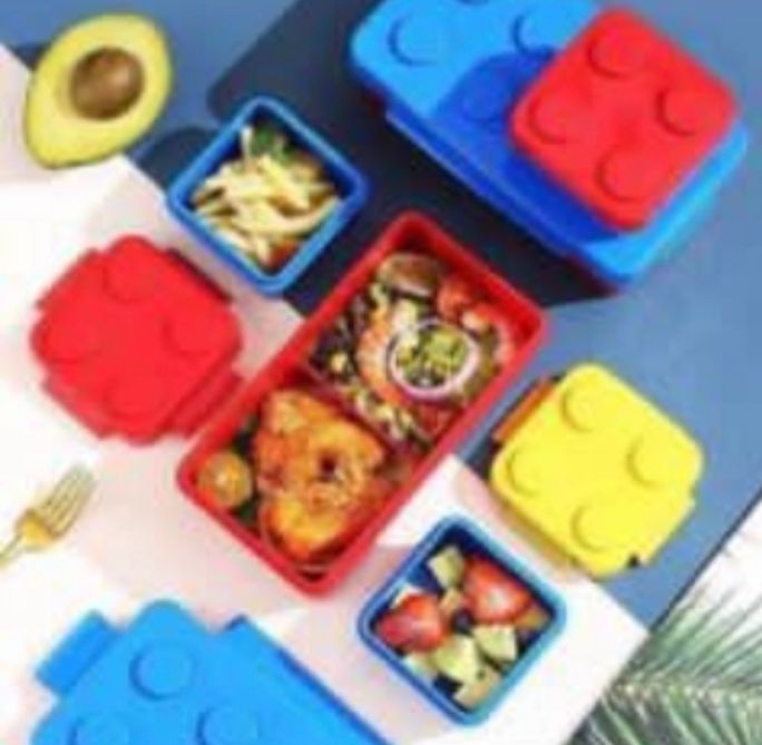 tupper para niño figura block, armable, color azul, rojo y amarillo