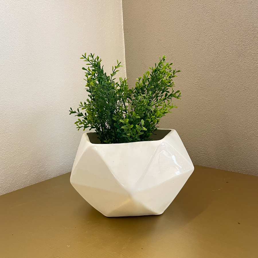 Maceta geométrica: estilo minimalista en color blanco cerámica brillante