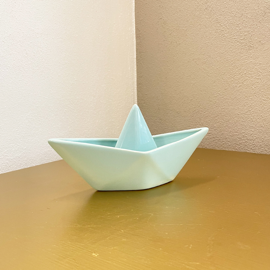 Barco de papel decorativo: estilo minimalista en color menta cerámica brillante