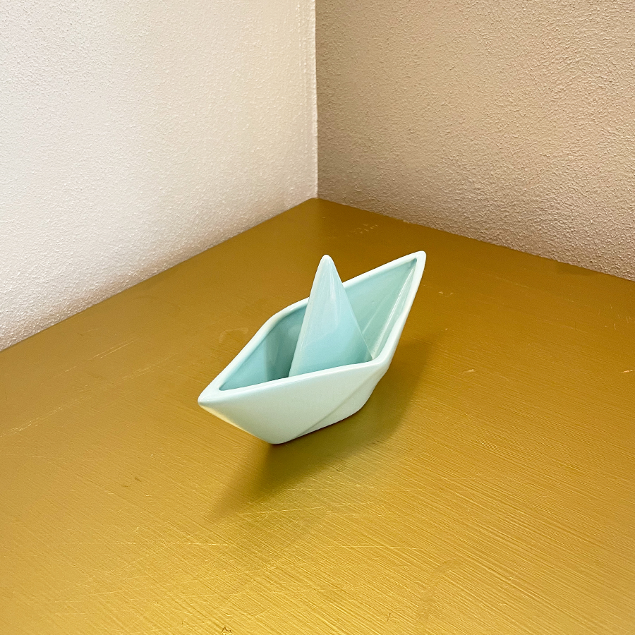 Barco de papel decorativo: estilo minimalista en color menta cerámica brillante