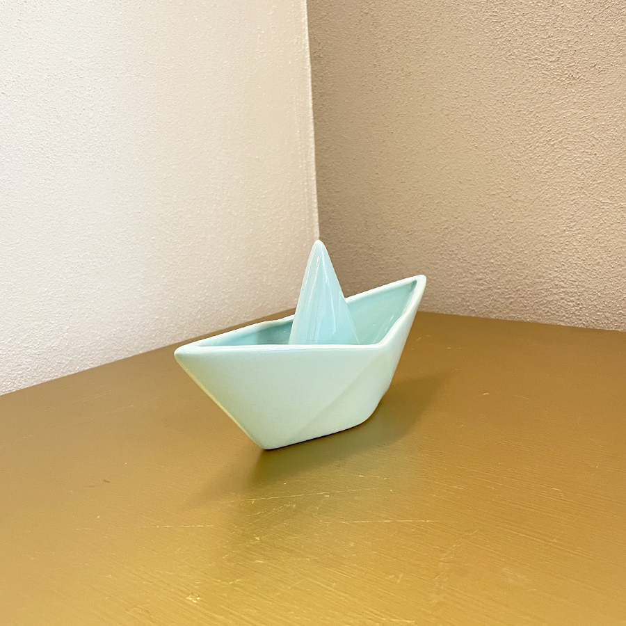 Barco de papel decorativo: estilo minimalista en color menta cerámica brillante