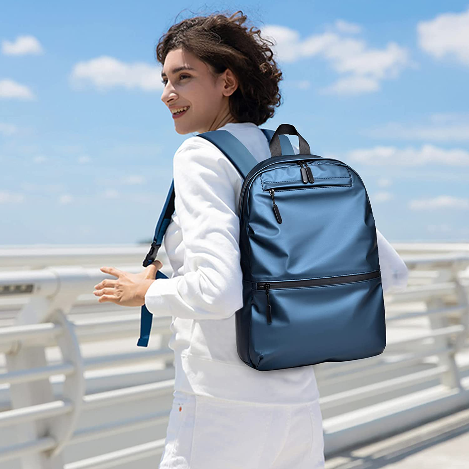 Mochila versátil todoterreno de 19L para laptop - Cuero sintético impermeable, con compartimentos para todo tu día. En azul cobalto.