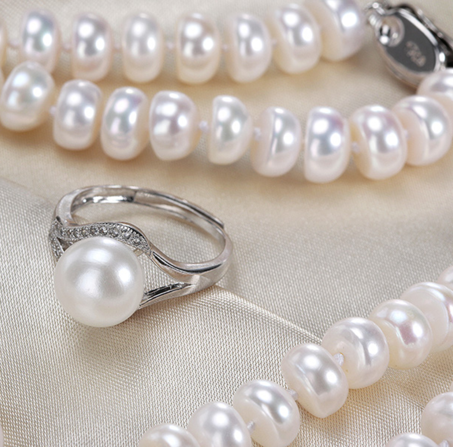 Juego juvenil de collar, pulsera, aretes y anillo ajustable todo de perlas naturales de alta calidad AAAA y Plata ley .925.