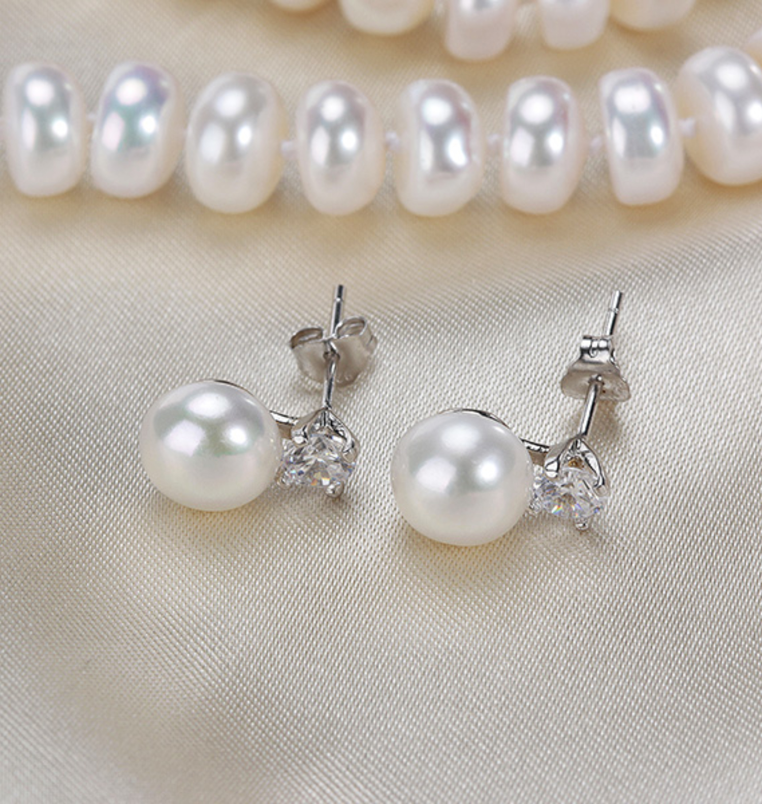 Juego juvenil de collar, pulsera, aretes y anillo ajustable todo de perlas naturales de alta calidad AAAA y Plata ley .925.