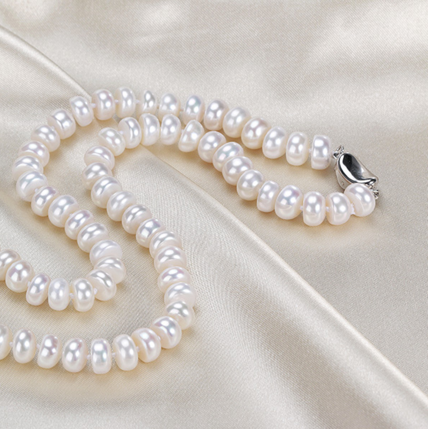 Juego juvenil de collar, pulsera, aretes y anillo ajustable todo de perlas naturales de alta calidad AAAA y Plata ley .925.