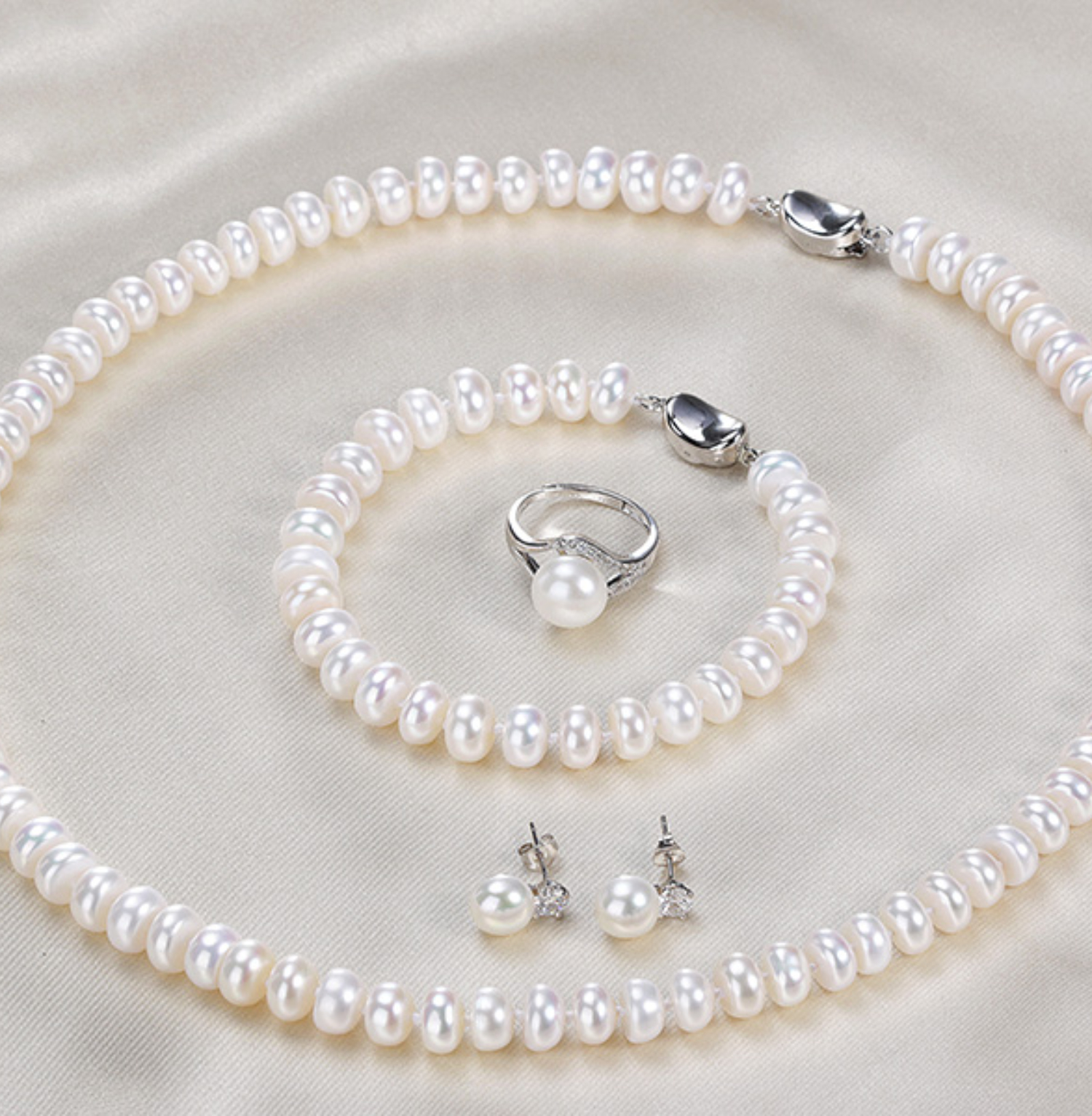 Juego juvenil de collar, pulsera, aretes y anillo ajustable todo de perlas naturales de alta calidad AAAA y Plata ley .925.