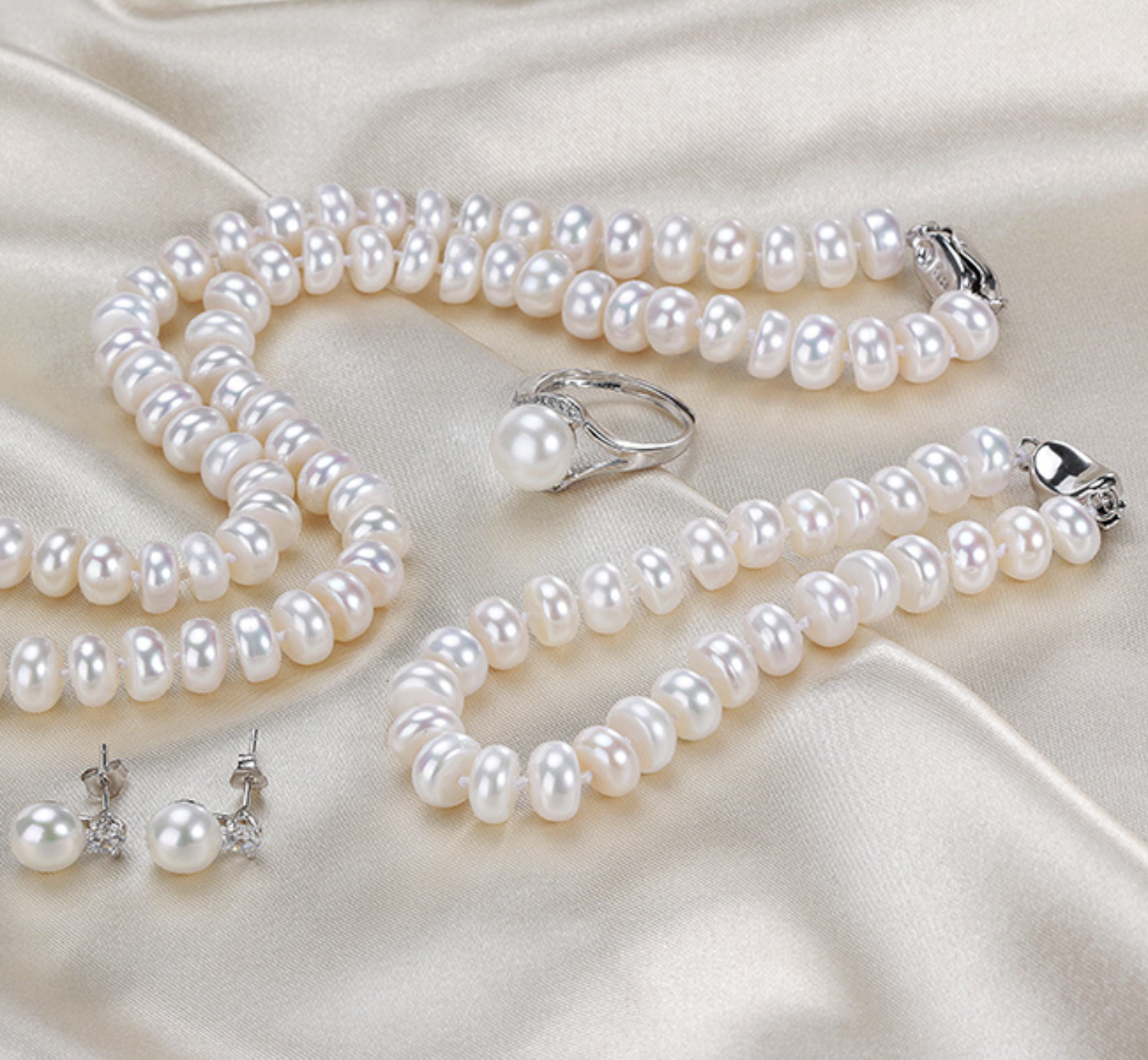 Juego juvenil de collar, pulsera, aretes y anillo ajustable todo de perlas naturales de alta calidad AAAA y Plata ley .925.