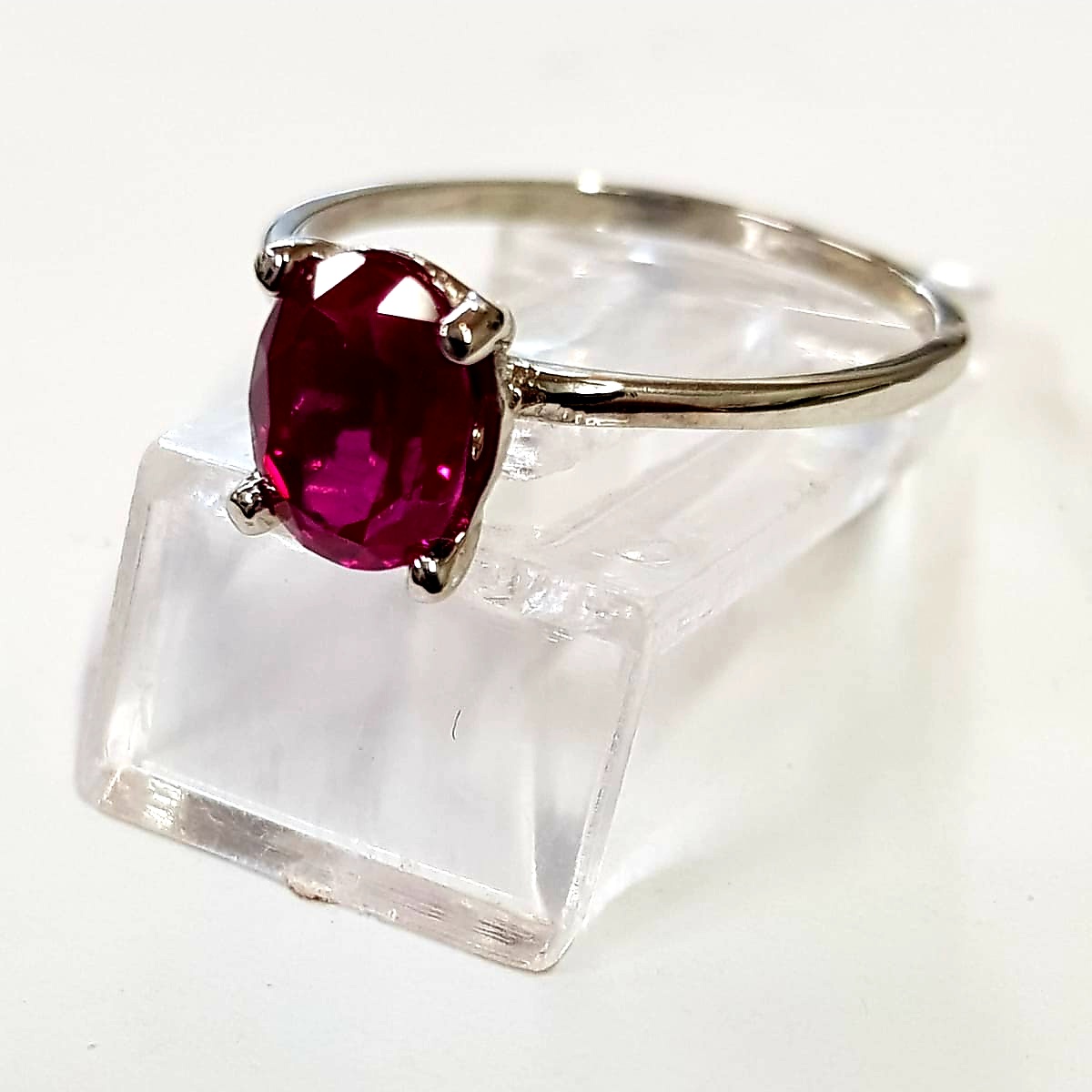 Anillo Oro 14k & Rubí de 4 quilates corte oval