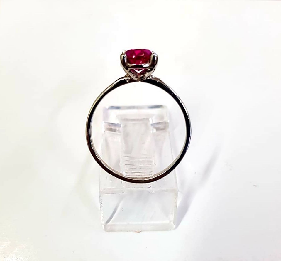 Anillo Oro 14k & Rubí de 4 quilates corte oval