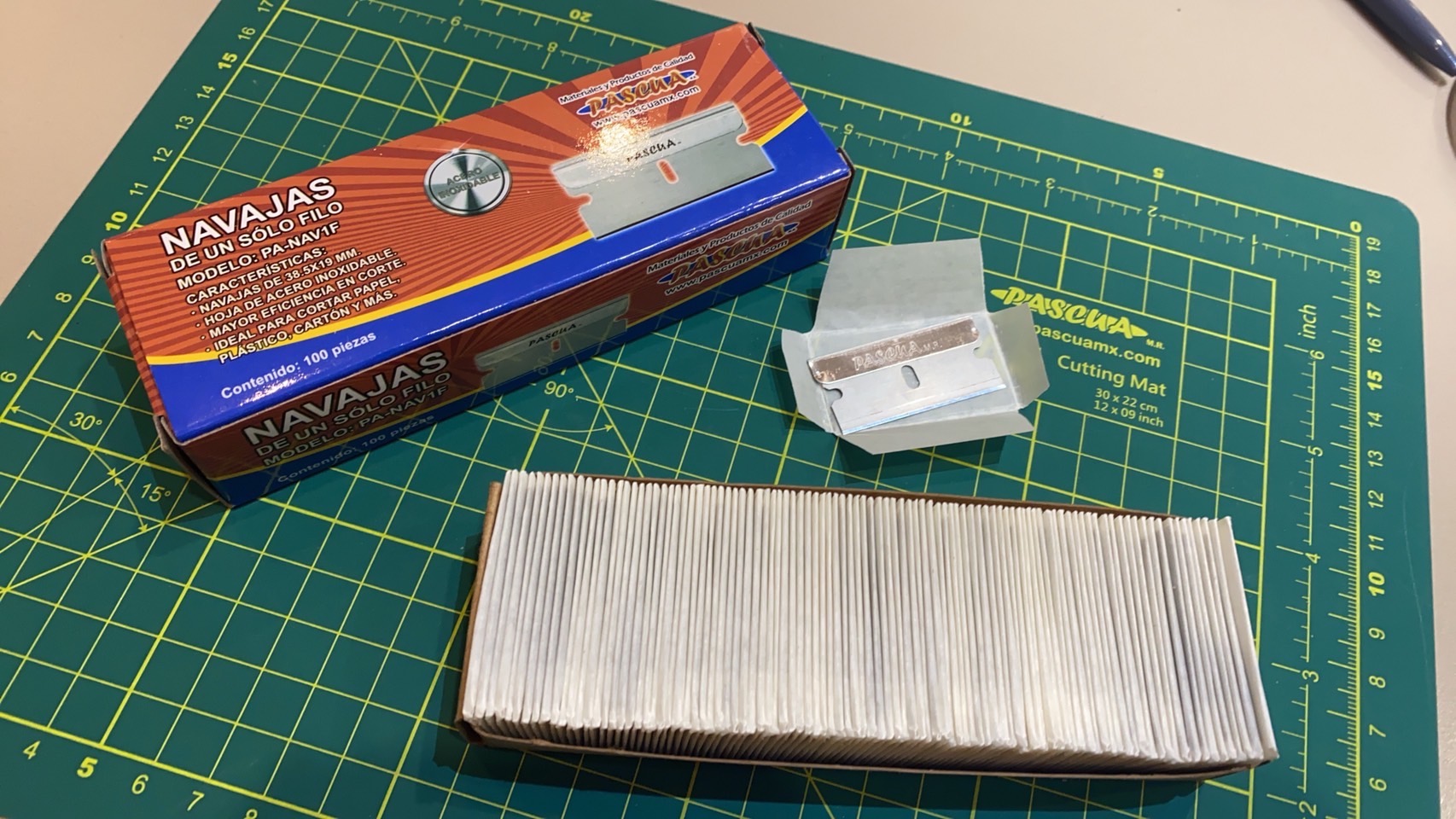 100 Navajas de un solo filo acero inoxidable para cortar papel, plastico, cartón y mucho más