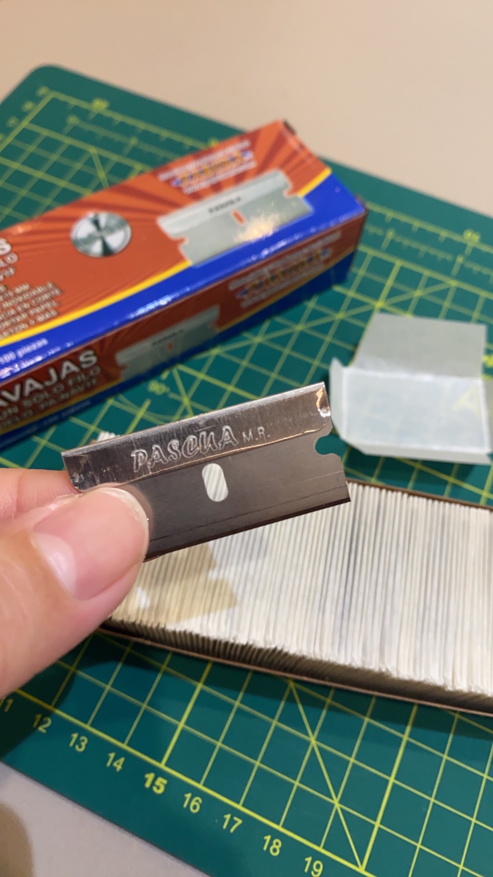 100 Navajas de un solo filo acero inoxidable para cortar papel, plastico, cartón y mucho más