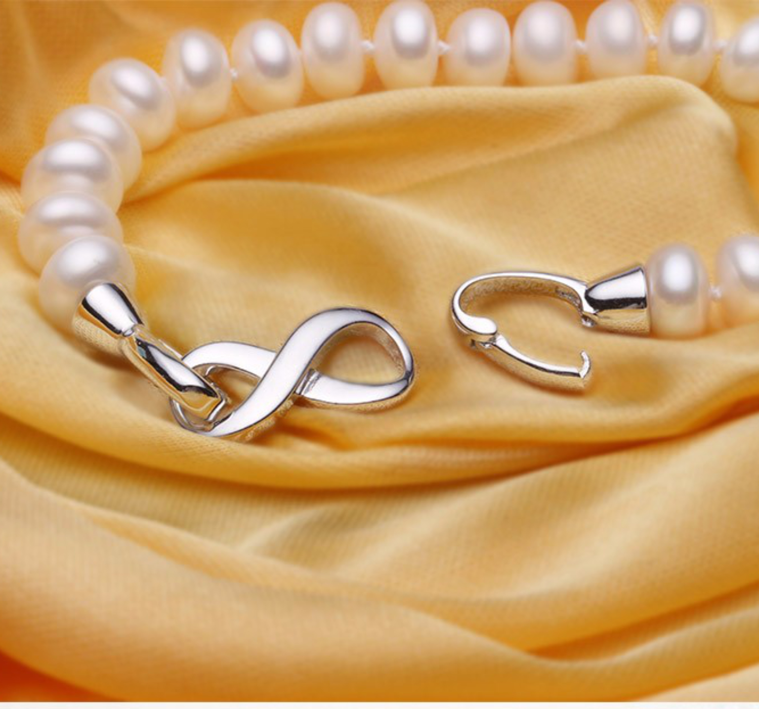 Pulsera juvenil de perlas naturales de alta calidad AAAA y broche de plata ley .925 con diseño de infinito.