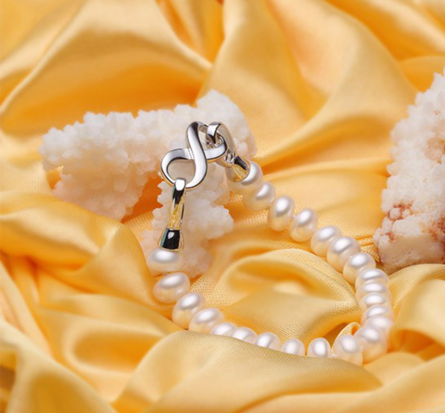 Pulsera juvenil de perlas naturales de alta calidad AAAA y broche de plata ley .925 con diseño de infinito.