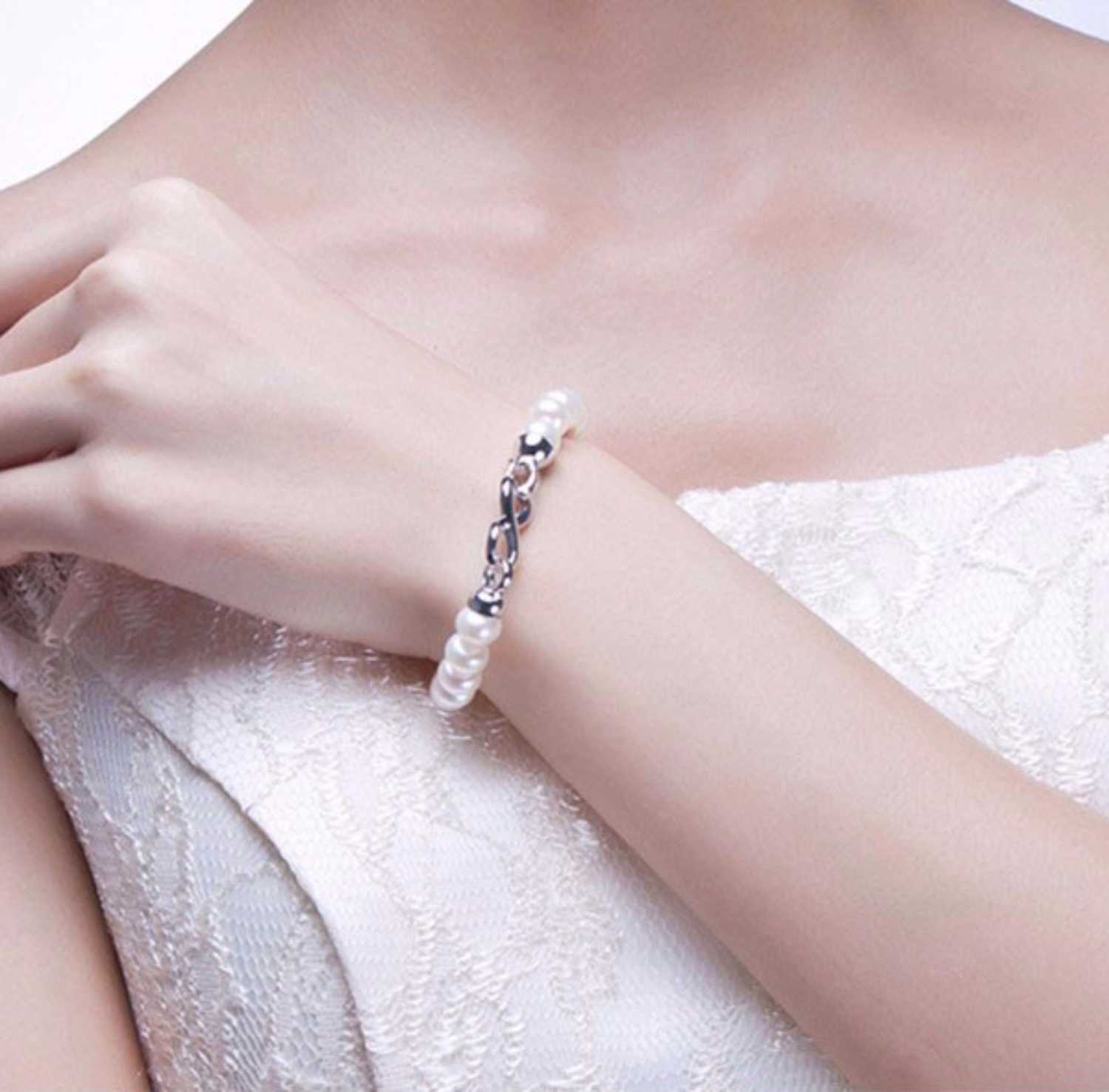 Pulsera juvenil de perlas naturales de alta calidad AAAA y broche de plata ley .925 con diseño de infinito.
