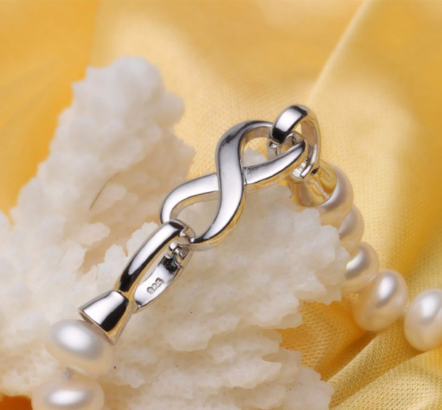 Pulsera juvenil de perlas naturales de alta calidad AAAA y broche de plata ley .925 con diseño de infinito.
