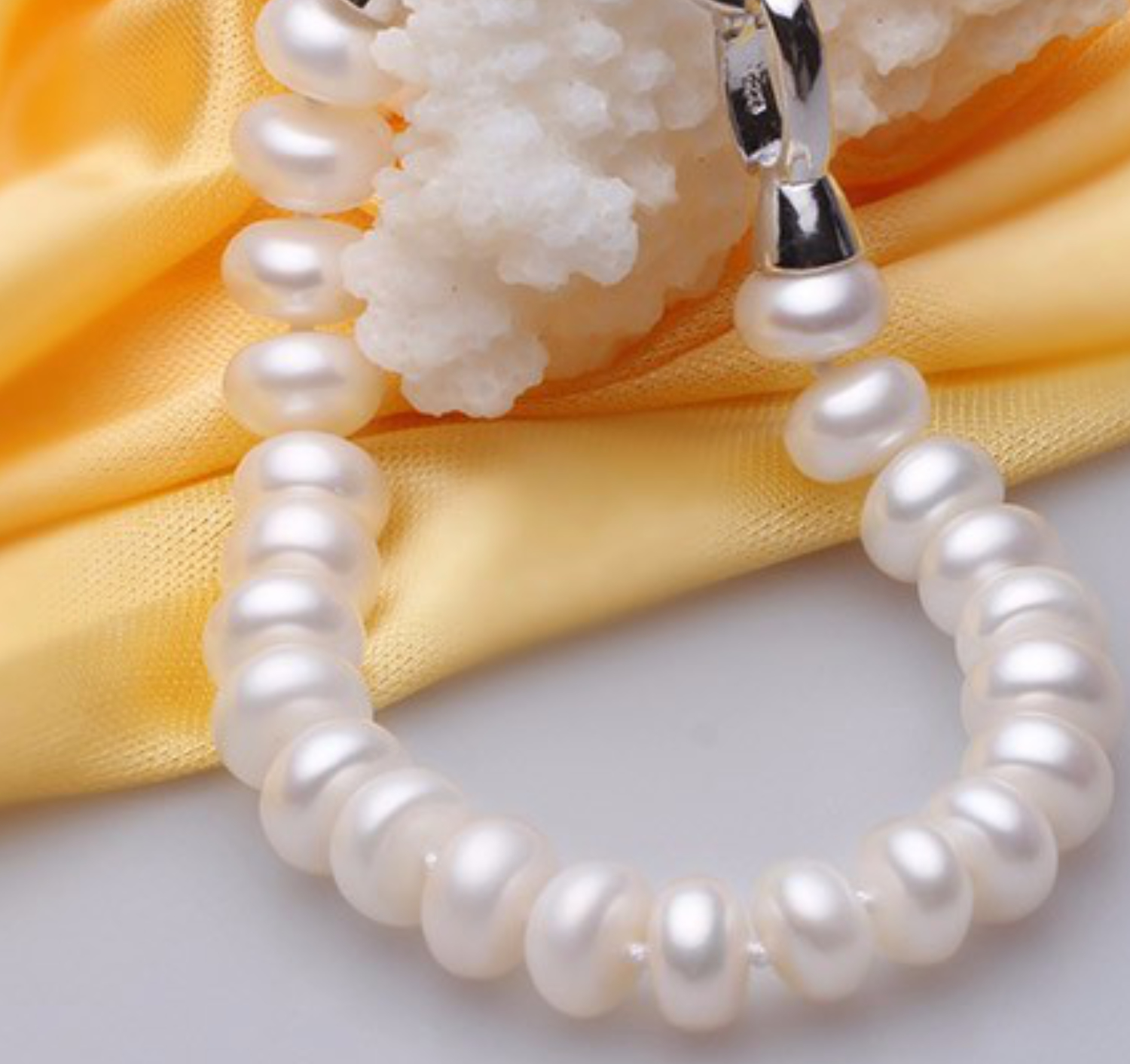 Pulsera juvenil de perlas naturales de alta calidad AAAA y broche de plata ley .925 con diseño de infinito.