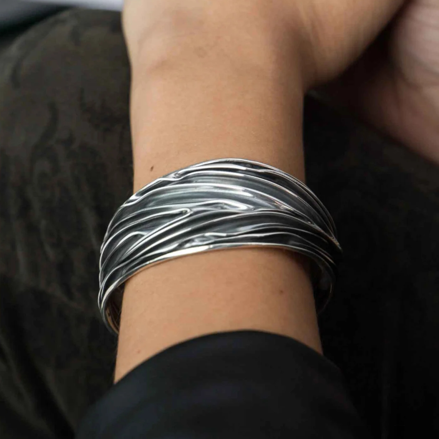 Brazalete pavonado elaborado totalmente de plata ley .925