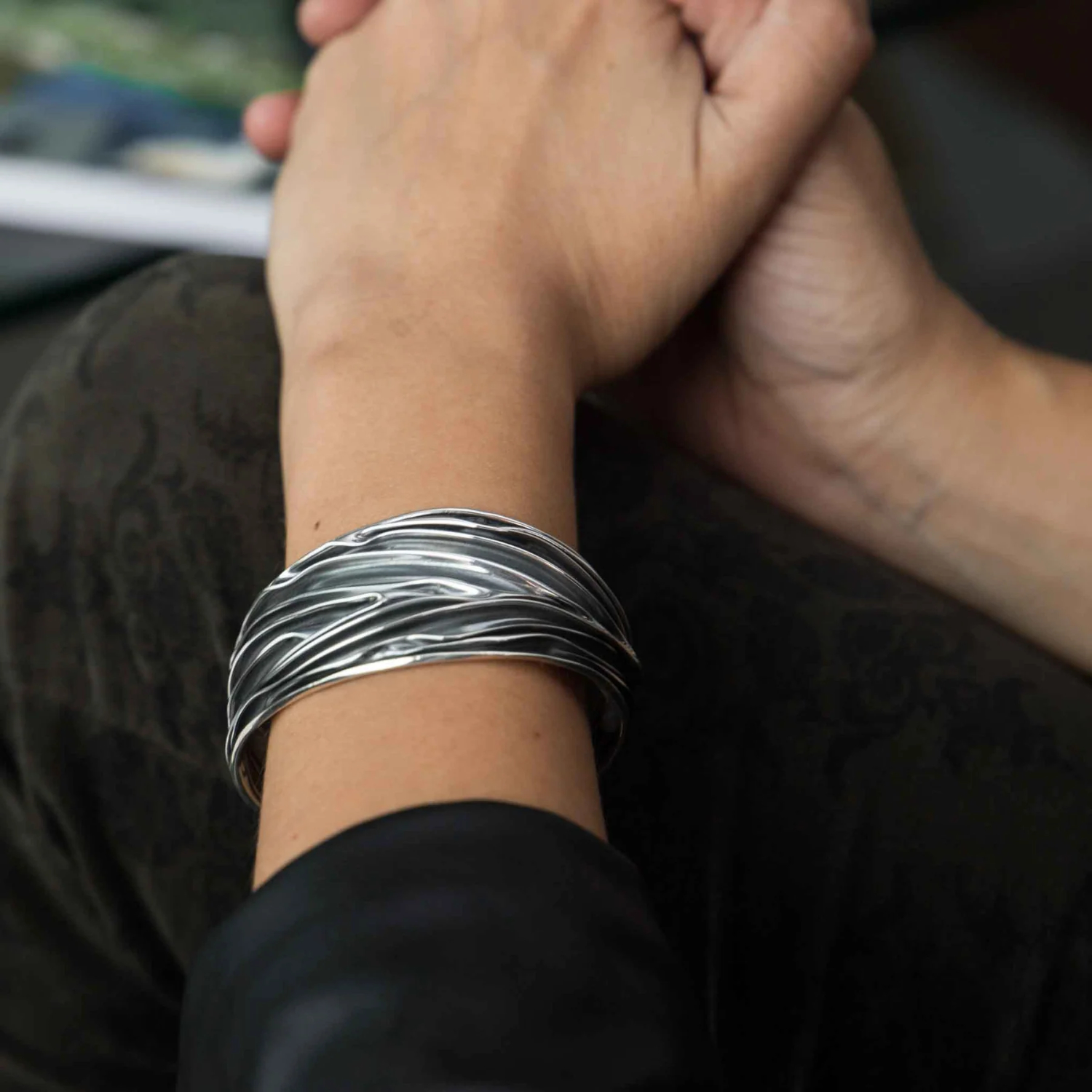 Brazalete pavonado elaborado totalmente de plata ley .925