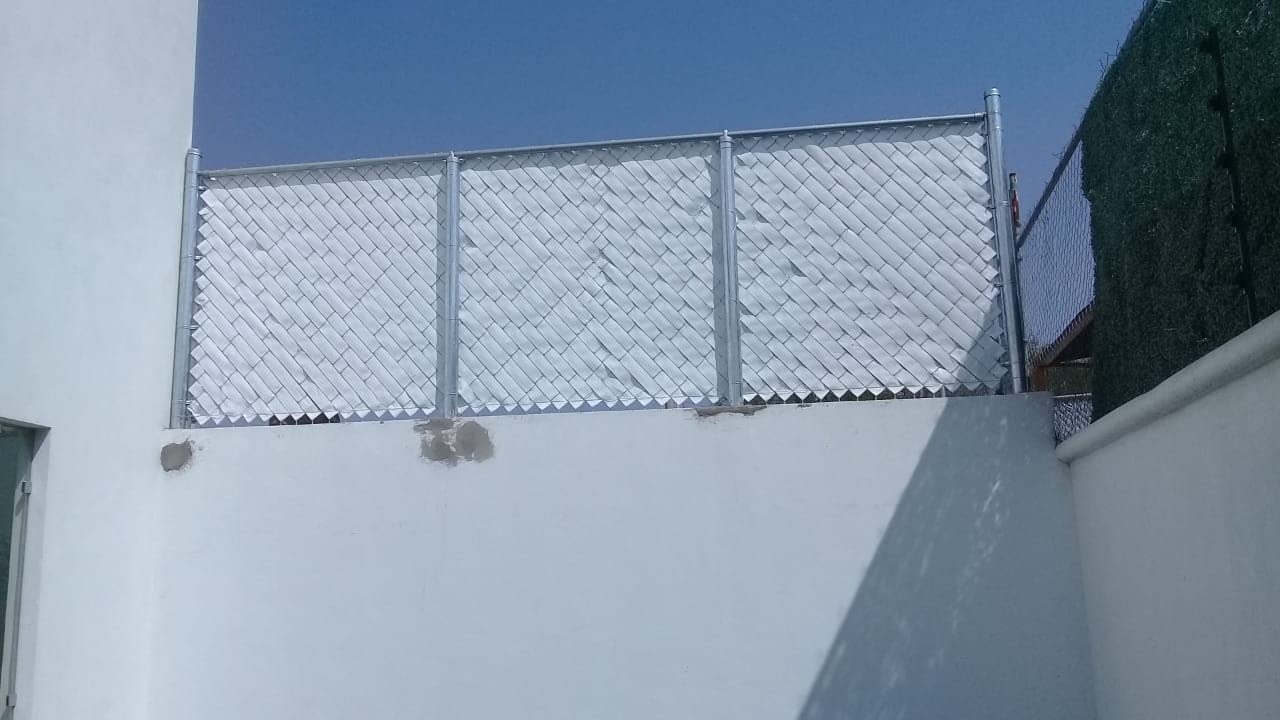 Cinta Rompevientos para malla ciclonica con protección U.V. de plástico con resina 100 virgen Karlen para protección y privacidad para cercas rejas, Color Blanco, 3 Metros