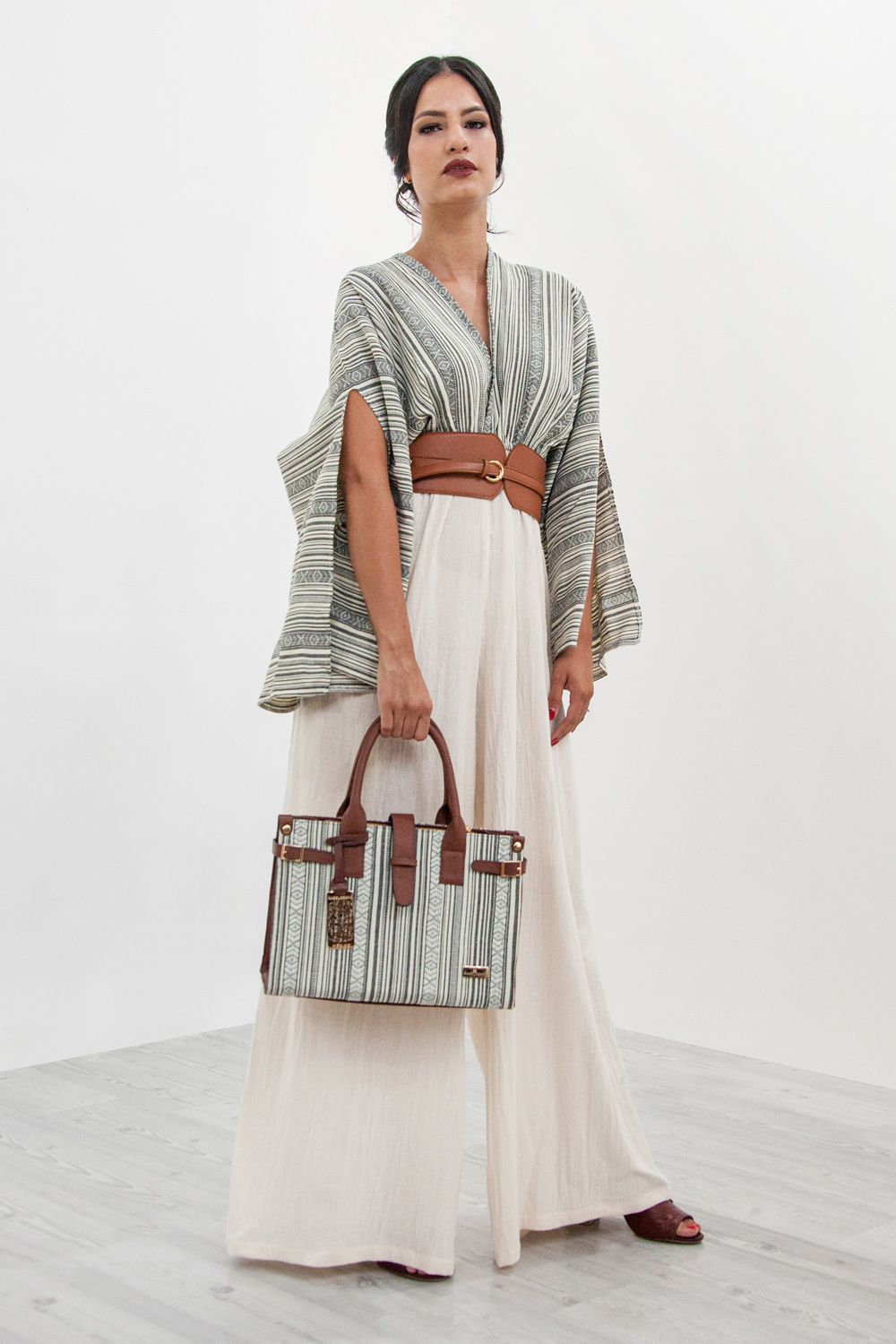 Bolso de mujer A ÁNGELOZANO tipo satchel de piel vacuna color camel con telar artesanal, Modelo Samantha