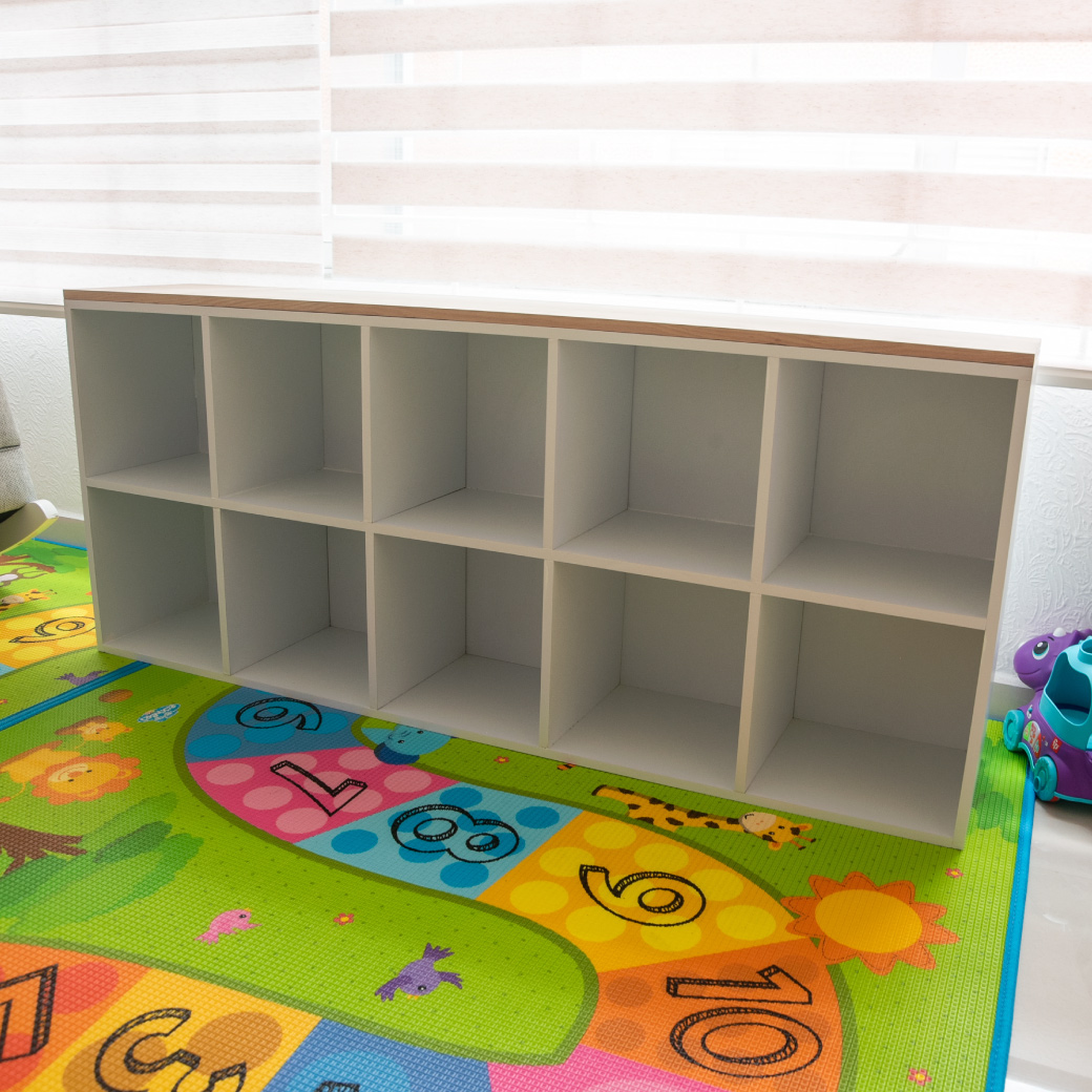 Estantería Baja Y Amplia Cubierta De Encino Para Canastas