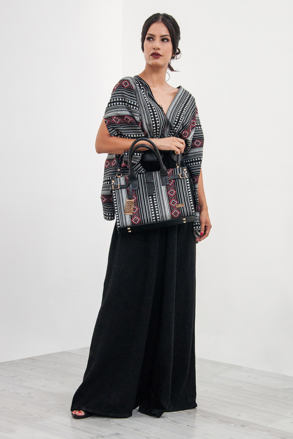 Bolso de mujer A ÁNGELOZANO tipo satchel de piel vacuna con telar artesanal color negro, Modelo Samantha