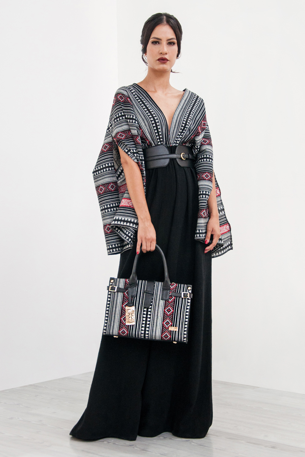 Bolso de mujer A ÁNGELOZANO tipo satchel de piel vacuna con telar artesanal color negro, Modelo Samantha