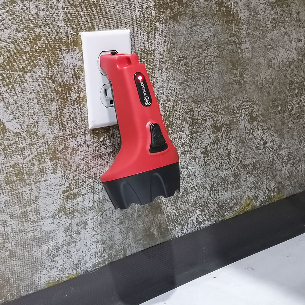 Lampara de Emergencia Recargable con Gran Potencia de Iluminación de 15 Luces Leds Ultrabrillantes y Focalizadas Master ML-TORCHLED15