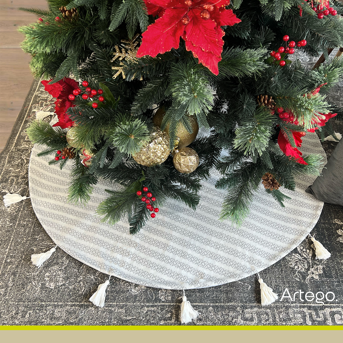 Pie de árbol navidad navideño tejido beige bicolor con borlones 122cm diámetro Artego.