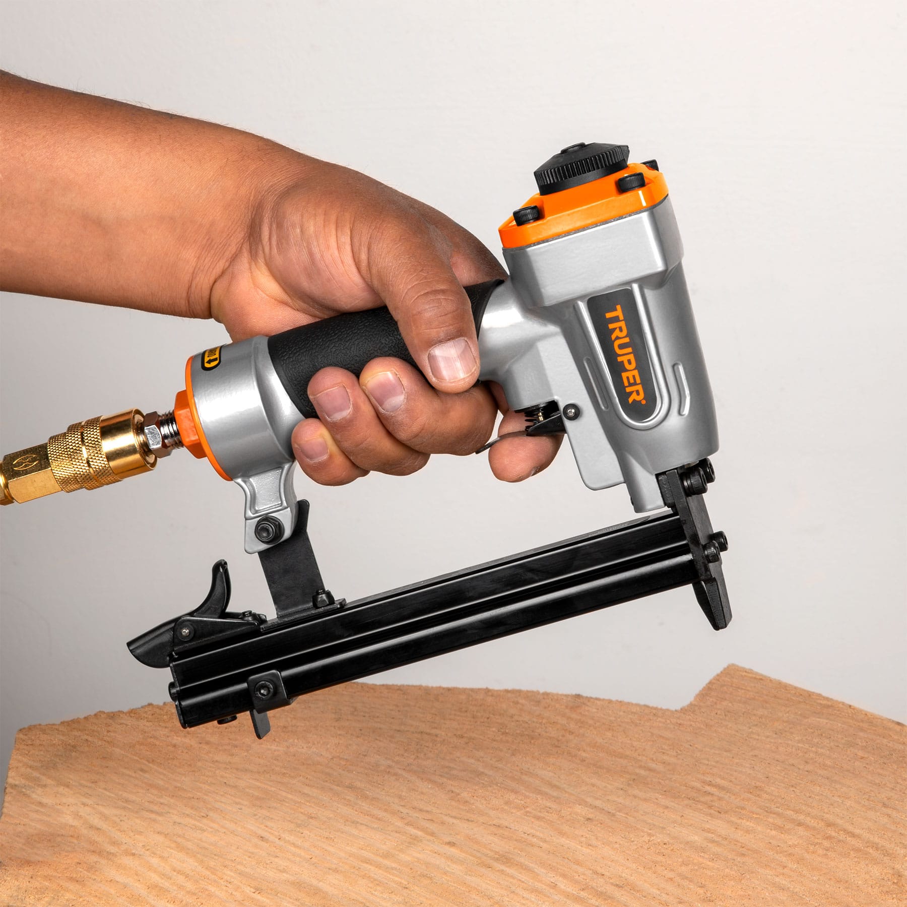 ENGRAPADORA NEUMÁTICA, CALIBRE 22, TRUPER 13177