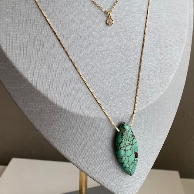 Collar Largo con Piedra Howlita- Baño de oro 18K- Collar dorado- Piedras naturales 