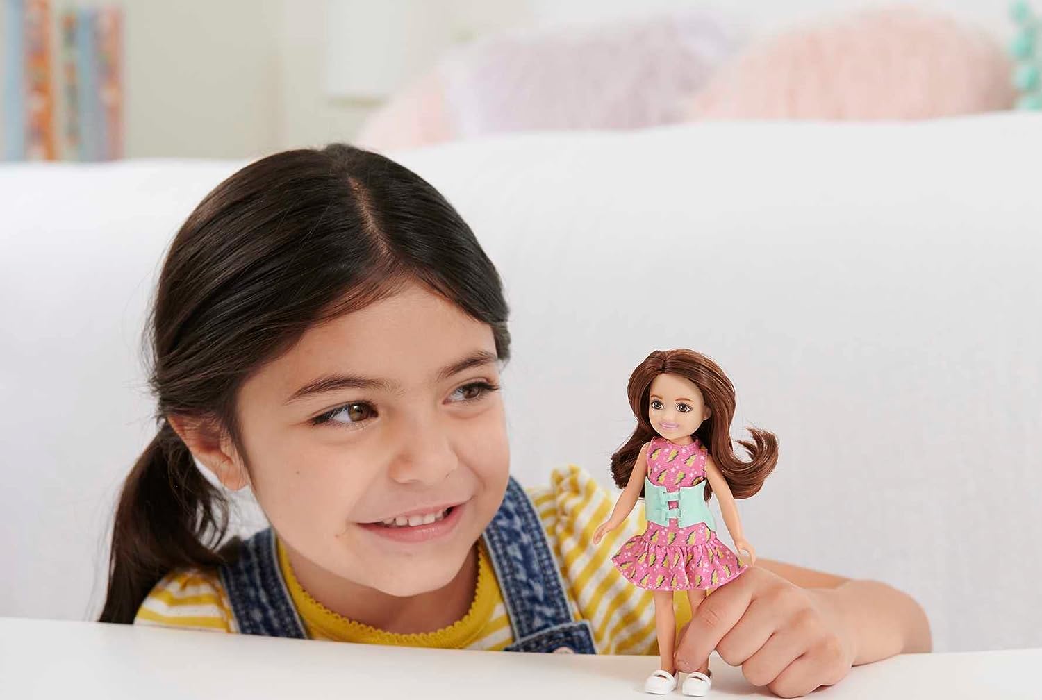 Barbie Muñeca Chelsea Vestido de Rayos con arnés