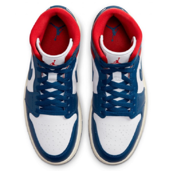 Jordan 1 azul 2025 con blanco y rojo