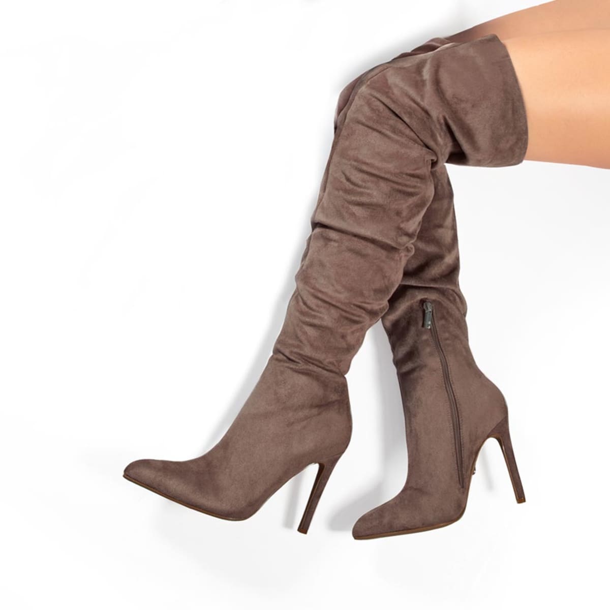 Bota extralarga de ante con arruga en tubo marca Thalia Sodi, color taupé, tacón delgado, 1087427