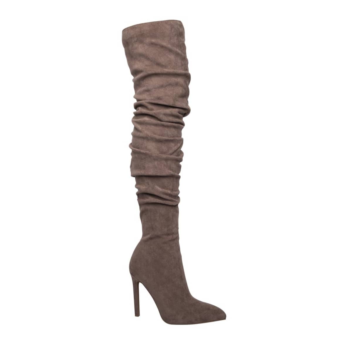 Bota extralarga de ante con arruga en tubo marca Thalia Sodi, color taupé, tacón delgado, 1087427