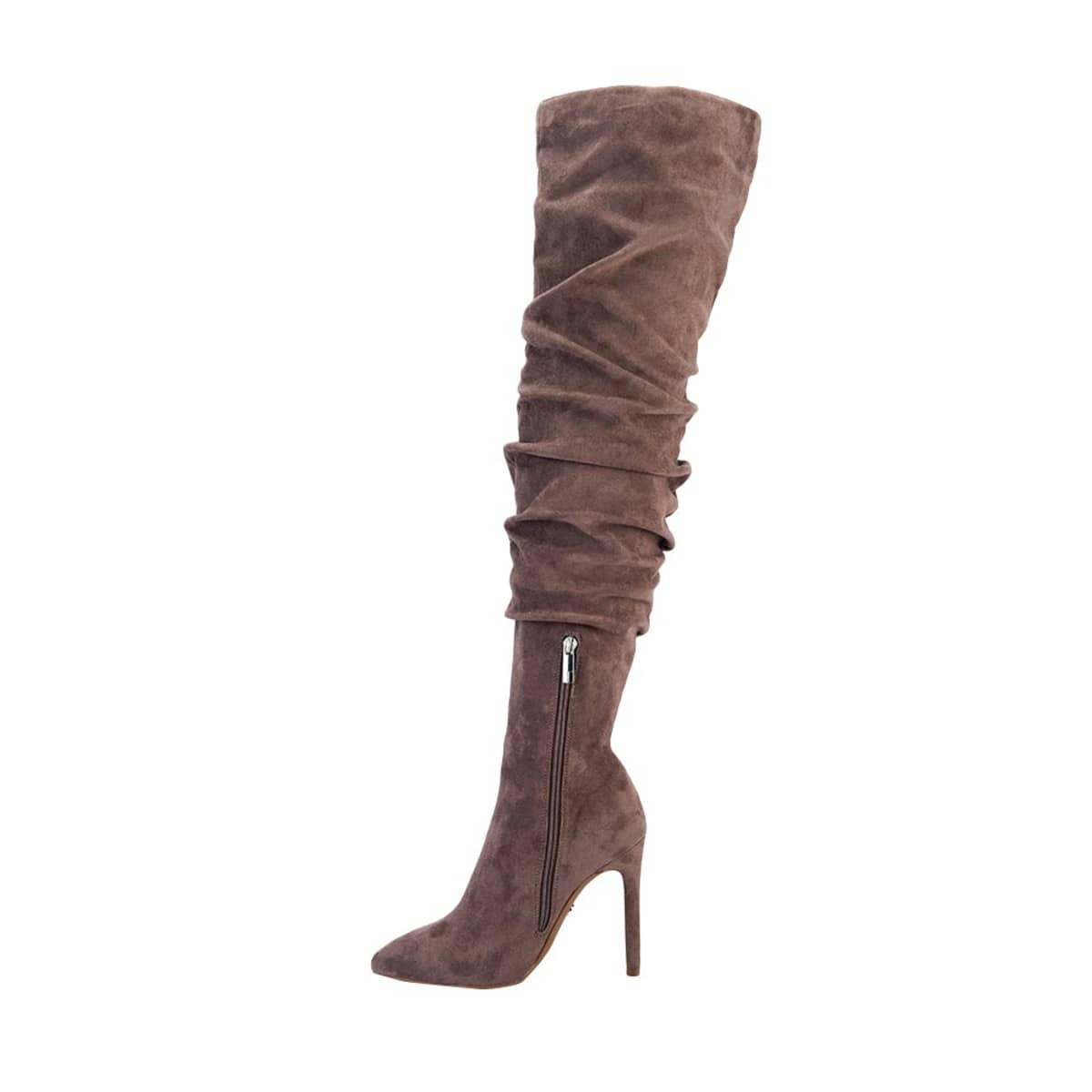 Bota extralarga de ante con arruga en tubo marca Thalia Sodi, color taupé, tacón delgado, 1087427