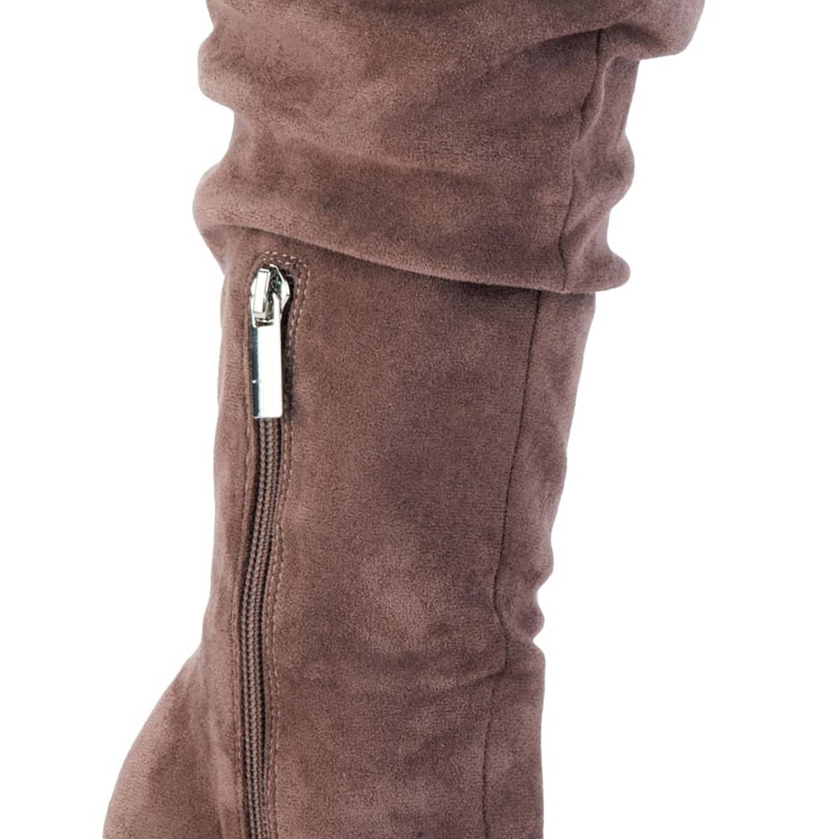 Bota extralarga de ante con arruga en tubo marca Thalia Sodi, color taupé, tacón delgado, 1087427