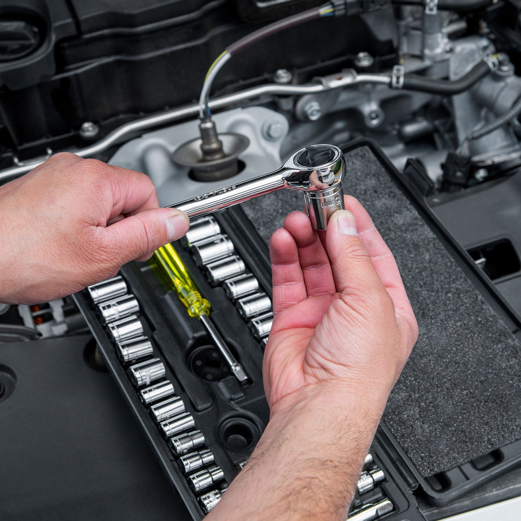 JUEGO DE 39 HERRAMIENTAS 1/4" Y 3/8" PARA MECÁNICO, PRETUL 24220