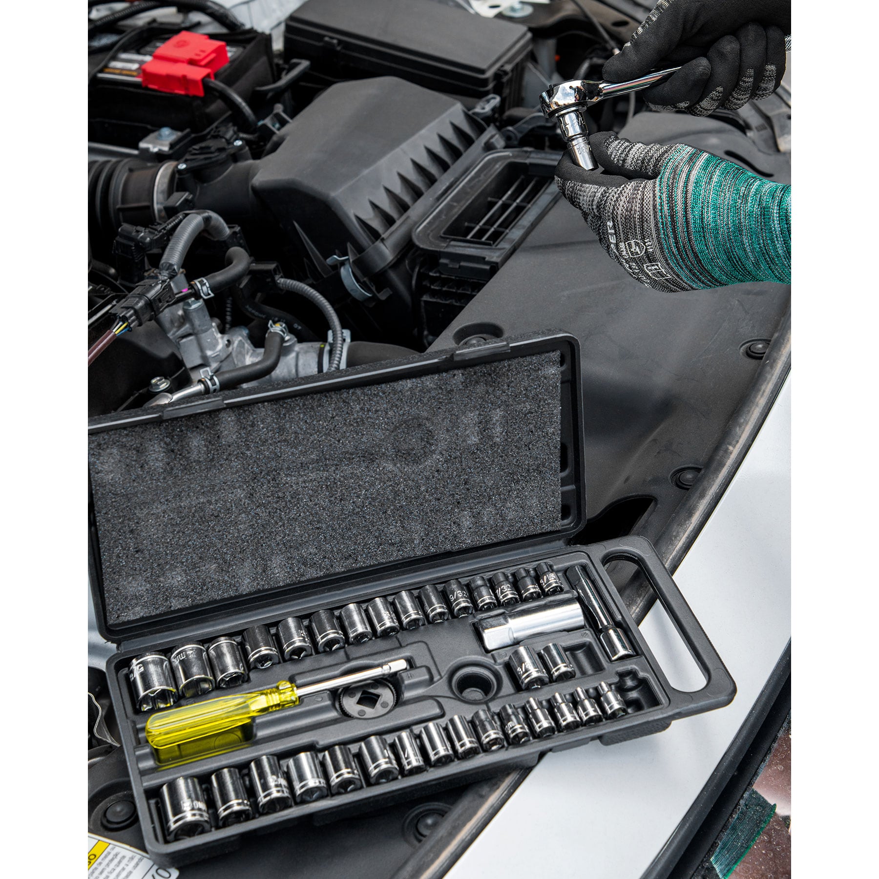 JUEGO DE 39 HERRAMIENTAS 1/4" Y 3/8" PARA MECÁNICO, PRETUL 24220